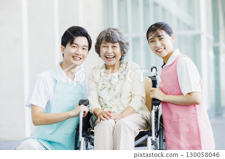 坐輪椅的老年婦女和護理人員 130058046