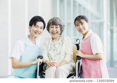 坐輪椅的老年婦女和護理人員 坐輪椅的老年婦女和護理人員 130058094