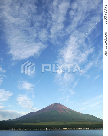 從山中湖看到的清晨富士山 從山中湖看到的清晨富士山 130058358