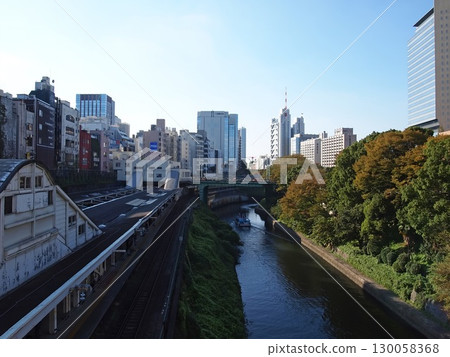 御茶水站與神田川交會的城市景觀。 130058368