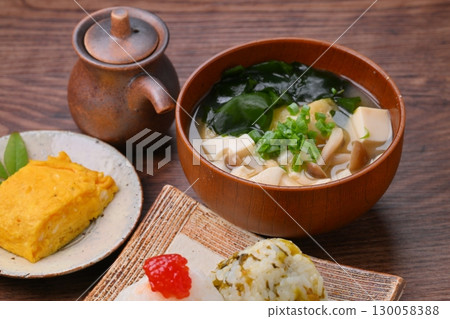 飯糰(紅魚子和高菜)套餐、味噌湯和蛋捲。 飯糰(紅魚子和高菜)套餐、味噌湯和蛋捲。 130058388