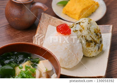 飯糰(紅魚子和高菜)套餐、味噌湯和蛋捲。 飯糰(紅魚子和高菜)套餐、味噌湯和蛋捲。 130058392