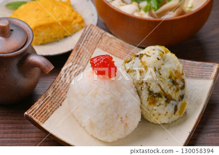 飯糰(紅魚子和高菜)套餐、味噌湯和蛋捲。 飯糰(紅魚子和高菜)套餐、味噌湯和蛋捲。 130058394