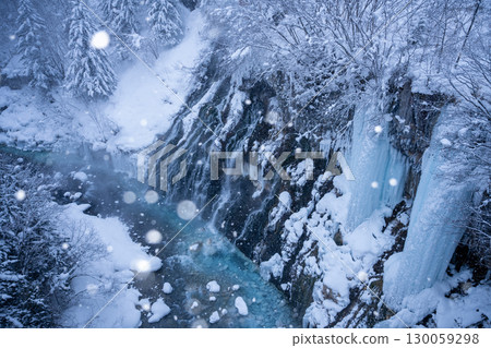 Shirahige Falls (Biei, Hokkaido) enveloped in falling snow 130059298