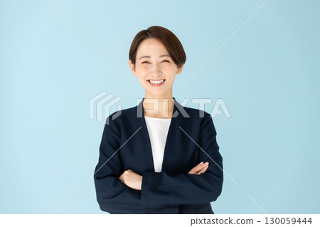 女性商務肖像雙臂交叉 130059444
