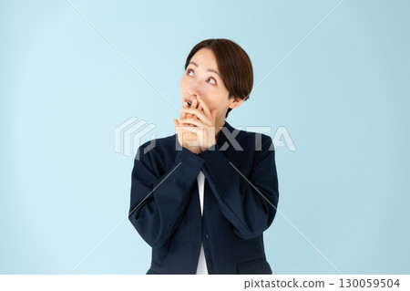 女性商務肖像感到驚訝 130059504