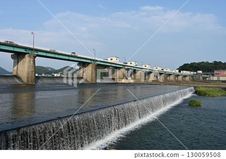 從下方俯瞰平靜的木曾川萊茵大橋 從下方俯瞰平靜的木曾川萊茵大橋 130059508