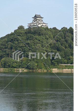 夏日傍晚的犬山城和平靜的木曾川 130059518