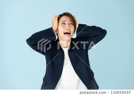抱著頭的女性商務肖像 130059597