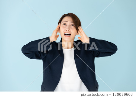 抱著頭的女性商務肖像 130059603