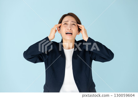 抱著頭的女性商務肖像 130059604