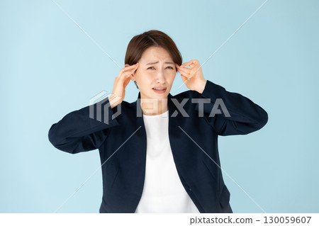 抱著頭的女性商務肖像 130059607