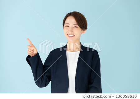 女性商務肖像指向 130059610