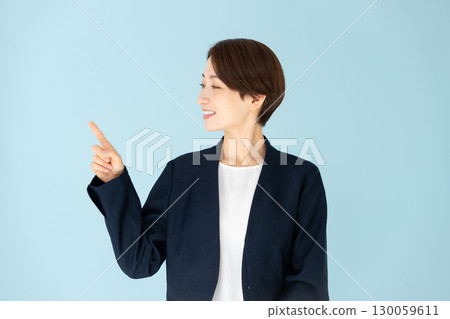 女性商務肖像指向 130059611
