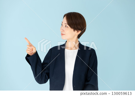 女性商務肖像指向 130059613