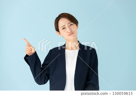 女性商務肖像指向 130059615