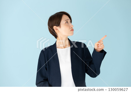 女性商務肖像指向 130059627