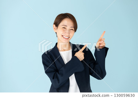 女性商務肖像指向 130059630
