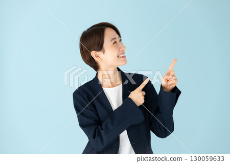 女性商務肖像指向 130059633