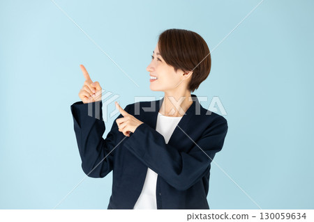女性商務肖像指向 130059634