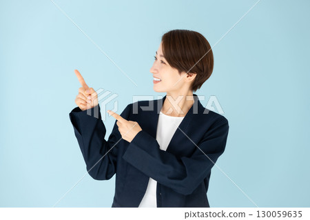 女性商務肖像指向 130059635