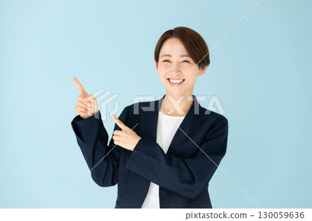 女性商務肖像指向 130059636