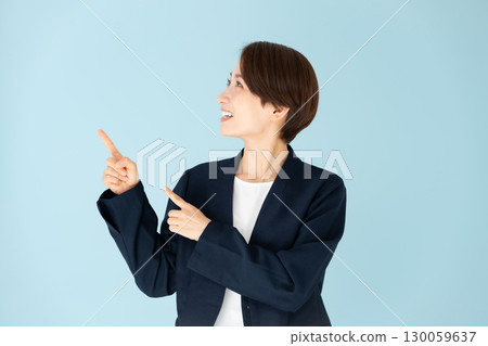 女性商務肖像指向 130059637