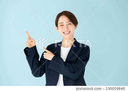 女性商務肖像指向 130059640