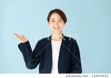 女性商務肖像揮手 130059643