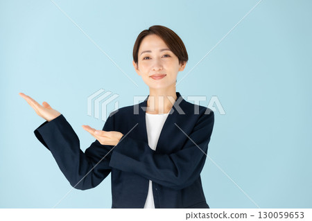 女性商務肖像揮手 130059653