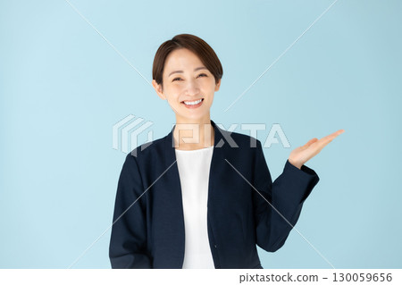女性商務肖像揮手 130059656