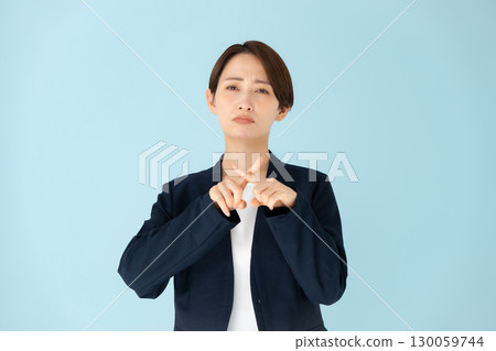 女性商務肖像交叉 130059744