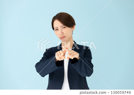 女性商務肖像交叉 130059749