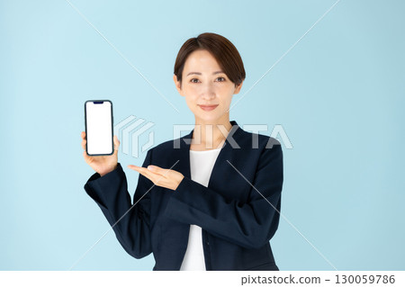 女性商務肖像智慧型手機 130059786