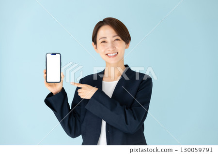 女性商務肖像智慧型手機 130059791