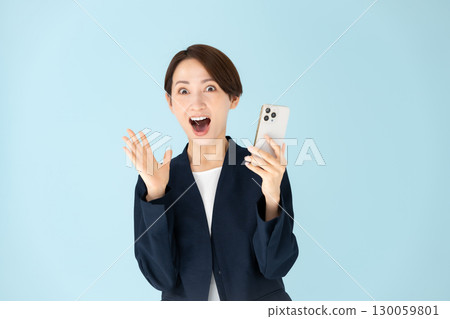 女人,商務,肖像,智慧型手機,驚訝,微笑 女人,商務,肖像,智慧型手機,驚訝,微笑 130059801