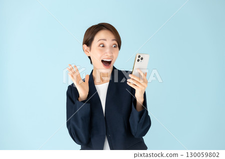 女人，商務，肖像，智慧型手機，驚訝，微笑 130059802