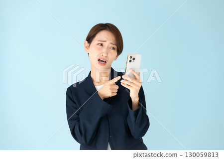女性商務肖像智慧型手機麻煩 130059813
