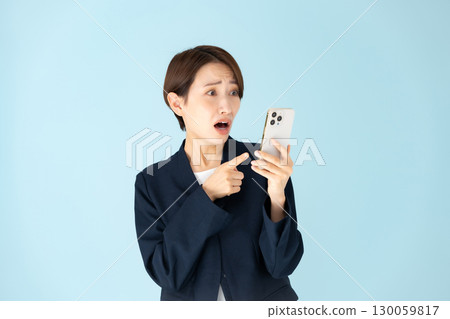 女性商務肖像智慧型手機麻煩 130059817