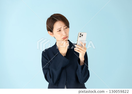 女性商務肖像智慧型手機麻煩 130059822
