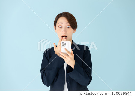女性商務肖像智慧型手機感到驚訝 130059844