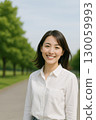 晴朗天空下燦爛微笑的女人 130059993