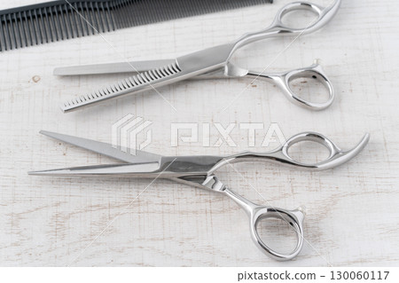 一組理髮剪刀、打薄剪和梳子的特寫 一組理髮剪刀、打薄剪和梳子的特寫 130060117
