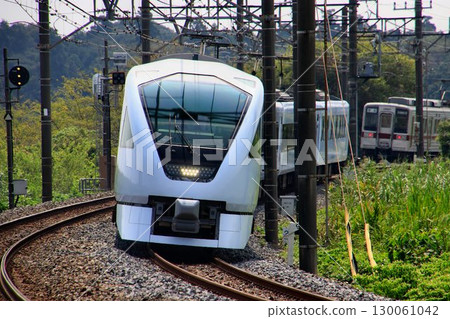 Departing from Kawamata Station on the Isesaki Line to Tobu Nikko! Spacia X "MEIWA"... Tobu Railway Limited Express N100 Series 130061042