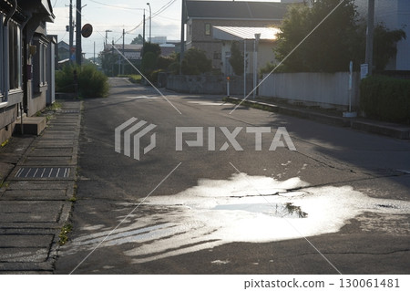 有道路和水坑的雨天景觀 有道路和水坑的雨天景觀 130061481