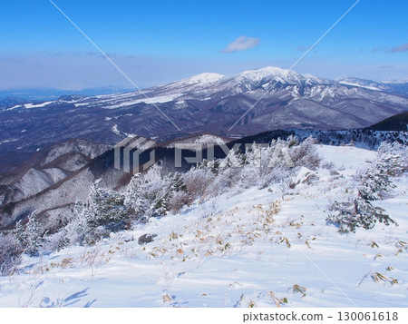 Mt. Azumaya and Mt. Nekodake seen in winter from Mt. Yunomaru Mt. Azumaya and Mt. Nekodake seen in winter from Mt. Yunomaru 130061618