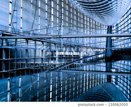 The huge glass atrium of the Tokyo International Forum is beautiful 130062050