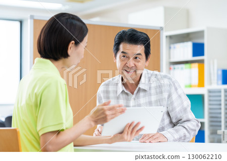 老人與護理經理進行諮詢 130062210