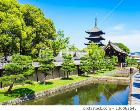 京都的夏天：東寺、五重塔和南門 130062643