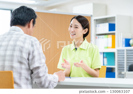 接待處一位老人的護理人員 接待處一位老人的護理人員 130063107